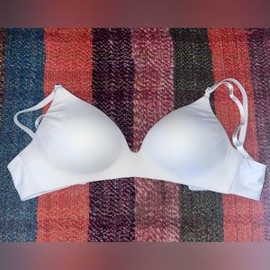 White, Victoria’s Secret, 34C t-shirt lightly lined wireless bra